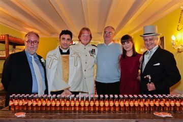 Edoardo Raspelli e Victoria Cabello in posa con i Crodini